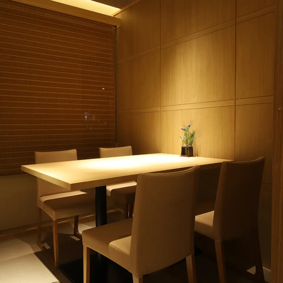 The restaurant has a relaxed atmosphere. We have four private rooms where you can enjoy your meal and conversation without worrying about those around you (two rooms for four people, one room for eight people, one room for six people, for a maximum of 20 people). The private rooms are not sunken kotatsu tables, but raised tables, making them easy for elderly people to use. We also have counter seats where you can get a immersive view of the cooking. Please use them according to your needs.