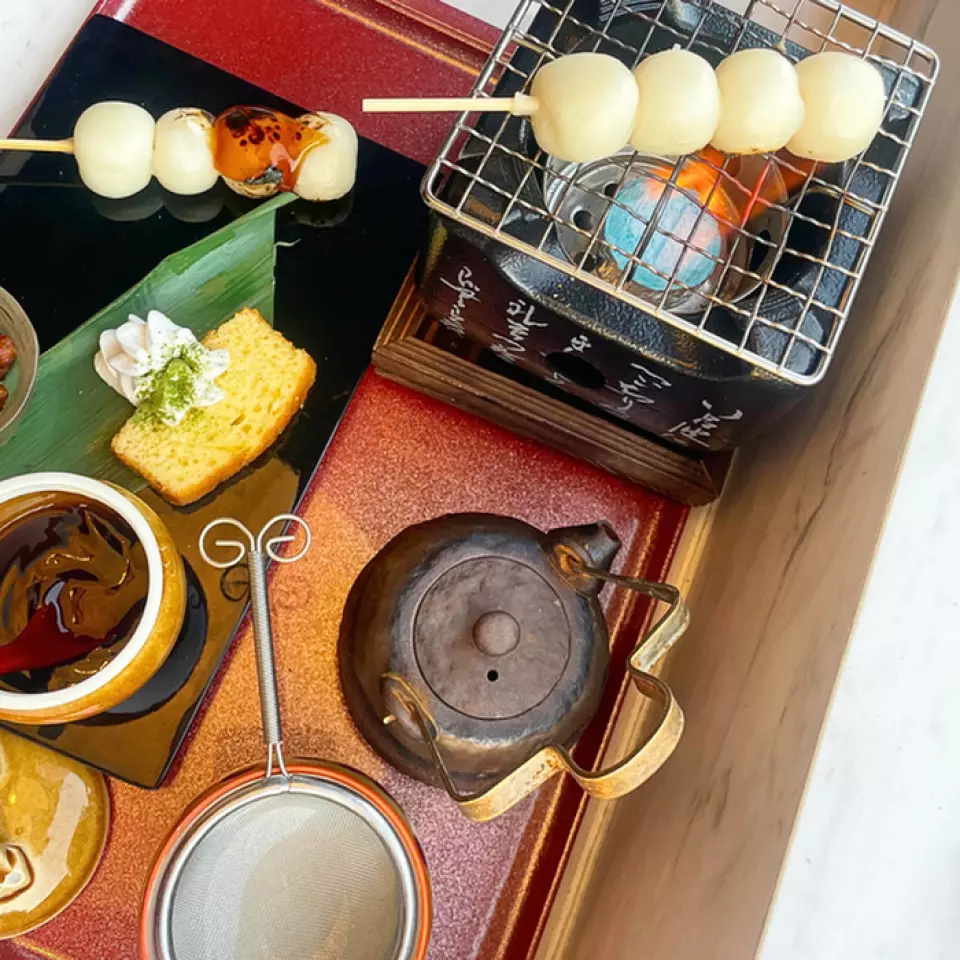 Wa.nomad 是天滿/北濱河畔的日本咖啡館。午餐菜單和咖啡廳菜單已更新。水蕨餅套餐、濃鬱抹茶布丁、團子最中等請品嚐伊勢茶和保健茶，度過輕鬆的時光♪