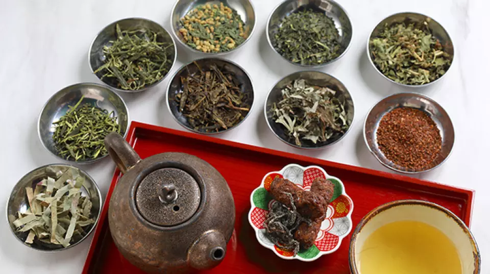 下單後，午餐套餐和咖啡廳茶菜單將盛裝於茶壺中。第一泡的濃度可以隨心所欲，並且可以補充熱水，這樣您就可以享受第二泡。有「伊勢茶」、「保健茶」等9種。帶有淡淡抹茶香味的「抹茶玄米茶」很受歡迎。使用茶的拿鐵菜單中包含了“抹茶Financier”，當您想休息一下時，我們還推薦“抹茶檸檬水”，它具有檸檬水的味道和抹茶的餘味。