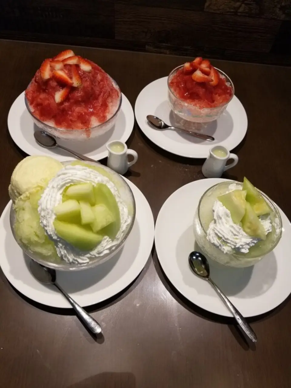 本店提供使用大量水果制作的丰富菜单。草莓、哈密瓜、白桃等当季水果芭菲均仅供堂食。水果三明治与饮料搭配后即可外带。芭菲和水果三明治均以优雅的新鲜奶油和微甜的马斯卡彭奶酪为特色。我们还供应夏季限定的刨冰，上面配有水果或草莓糖浆，因此您可以尽情享用时令水果。