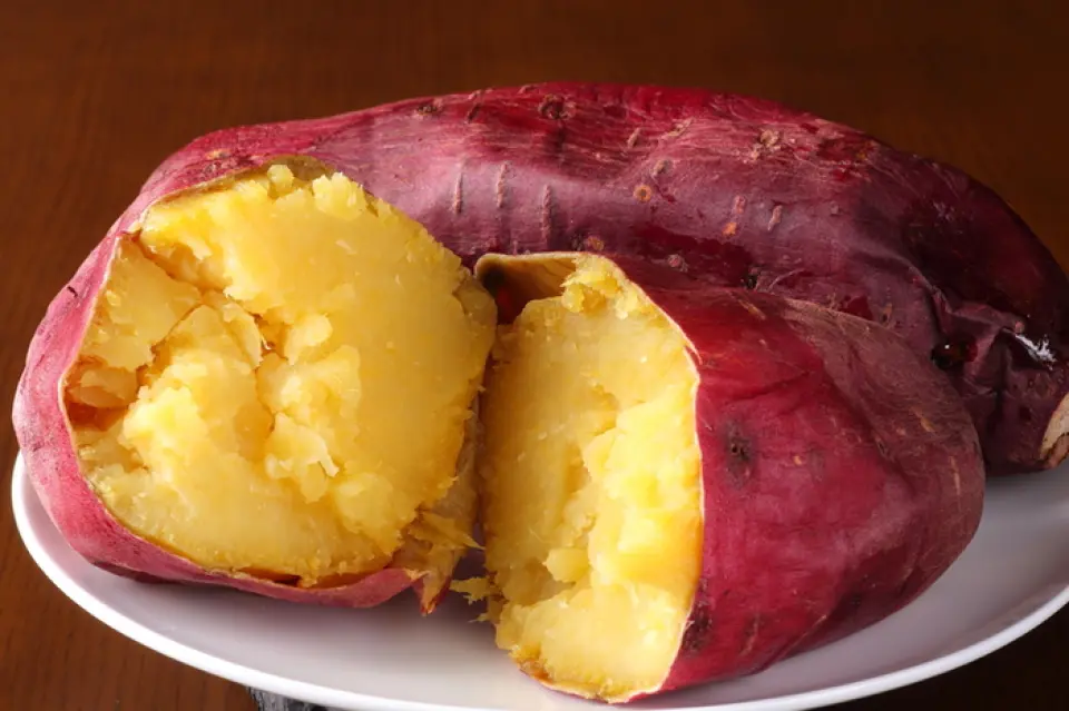 壶烧红薯 (Tsubo-yakiimo) 仅在秋季、冬季和春季供应，其特点是通过慢慢烘烤而形成的甜美湿润的口感。店内销售能充分展现红遥美味的自制干红薯，可以作为套餐在店内享用。您可以同时享受其浓郁的甜味和清爽的余味。另一个推荐菜品是装满干红薯的丰盛冰镇铜锣烧。请享用我们的红薯小吃。