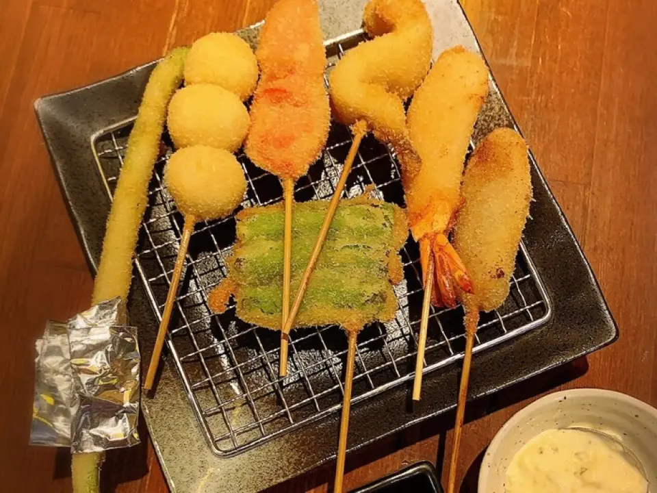 Our proud "Kushikatsu" uses rice oil, which is so popular for its high nutritional value that it is even used in school lunches! It is healthier than regular oils, so it is popular with customers of all ages, including seniors, women, and company executives! We also use special bread crumbs, so please enjoy a variety of kushikatsu, including meat, fresh seafood, and vegetables.