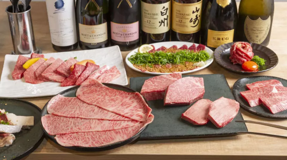 我們也準備了種類豐富的飲料，可與您的食物完美搭配。除了啤酒之外，我們也推薦葡萄酒，大約有10種與肉類搭配的品牌。我們也提供多種產品，包括老式威士忌和含有乳酸菌的正宗生馬格利酒。另外，還有每天早上購買的嚴選蔬菜製成的namul和沙拉等豐富的配菜。您還可以享用由五星級米飯大師在品嚐我們的烤肉後混合併在燃氣烤箱中烹製的米飯。