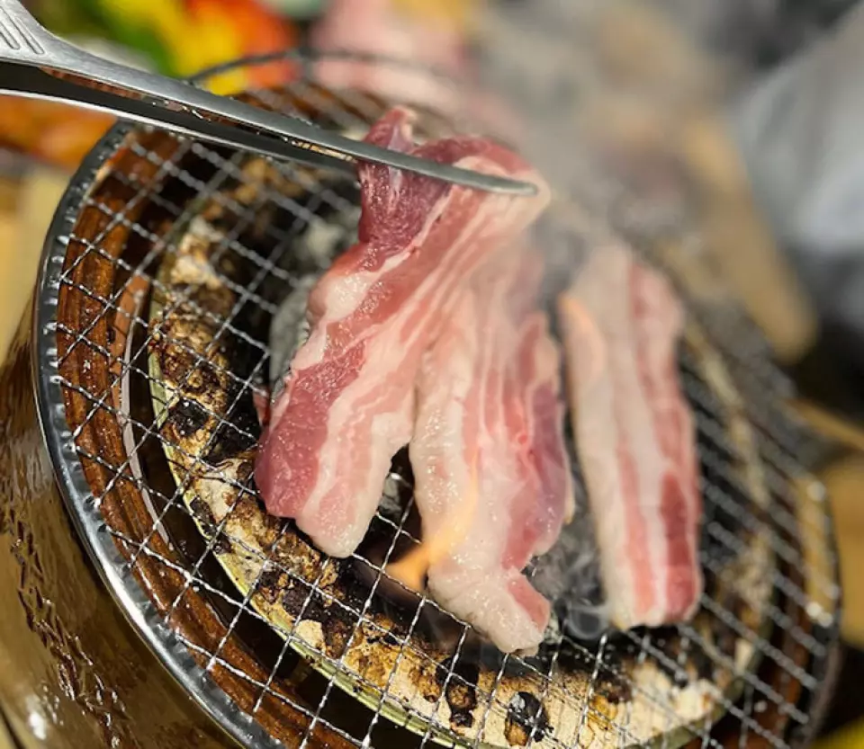 Our restaurant offers delicious and healthy Korean barbecue, using carefully selected ingredients and cooking methods, with the theme that food is medicine. Our specialty is "charcoal gyeopsal," not samgyeopsal, made by grilling branded pork Hoju pork on a charcoal grill. By using charcoal, only the high-quality fat remains, which is also expected to have beauty benefits. The pork is germ-free, so it is safe and secure. Other recommended dishes include premium pork tongue, raw spare ribs and yangnyeom galbi, pork shoulder loin, and pork tenderloin steak! Healthy lean beef, chicken breast, and chicken fillet are also available.