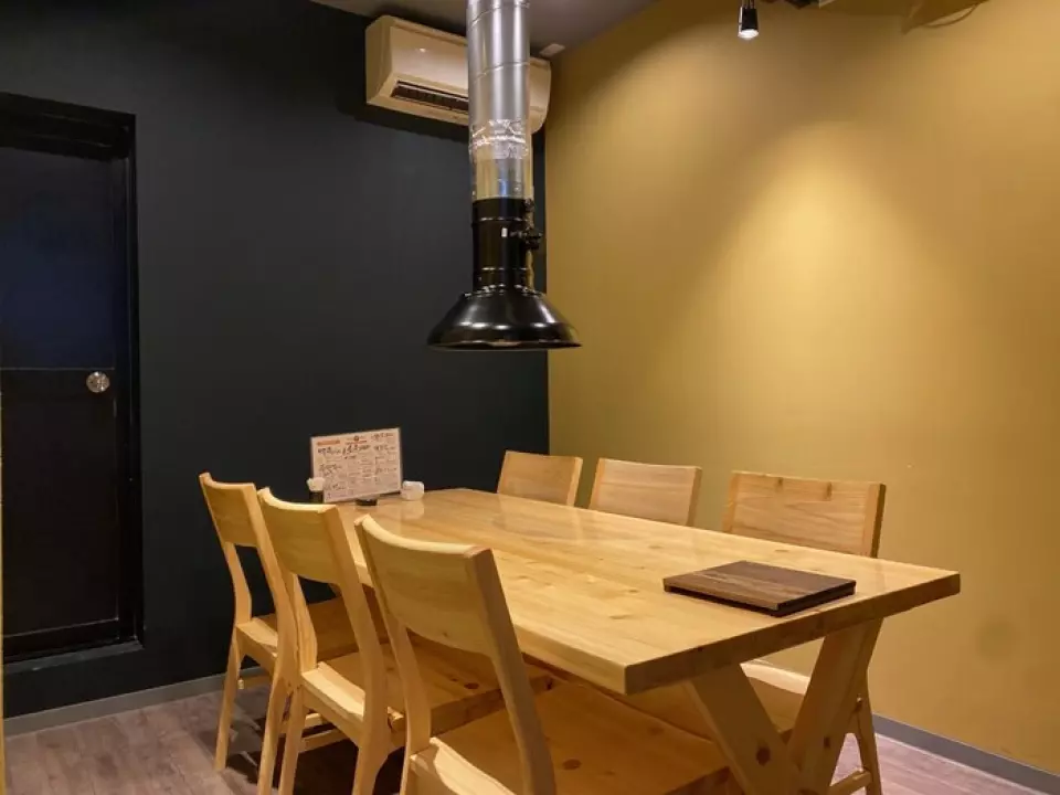 The interior of the restaurant is a chic and stylish space that combines the warmth of wood grain with the inorganic quality of asphalt. We have stuck to a cool image that sets us apart from typical Korean restaurants. We are proud of the extraordinary feeling that comes from this contrast. We are equipped with counter seats, table seats, and private rooms. The atmosphere is relaxed, with ample seating between seats. We can accommodate a wide range of occasions, such as after work, family meals, drinking parties with friends, dates, and girls' nights. Please feel free to visit us.