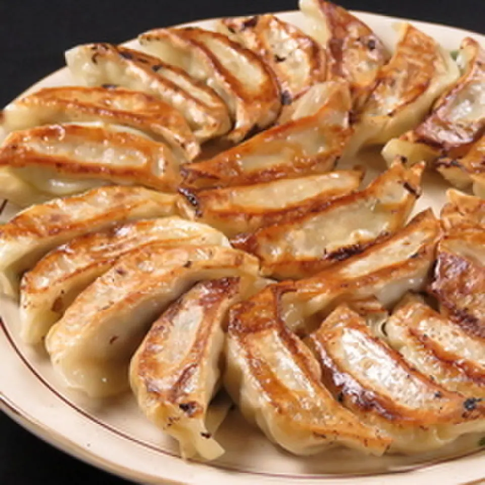 Chúng tôi tự hào về món "gyoza nướng" phong phú mà bạn nên thử ít nhất một lần! Lớp da nướng giòn và hạt mọng nước tạo nên sự hòa hợp hoàn hảo. Hãy thoải mái đặt hàng vì giá bắt đầu từ 200 yên, vì vậy đừng bỏ lỡ 10 loại gà rán! Điều hấp dẫn là bạn có thể thưởng thức những hương vị độc đáo của nhà hàng chúng tôi, chẳng hạn như nước sốt đặc biệt, muối hành lá, mù tạt mật ong, yangnyeom và phô mai. Nó rất hợp với bia và highball, nên nó hoàn hảo như một món ăn nhẹ◎
