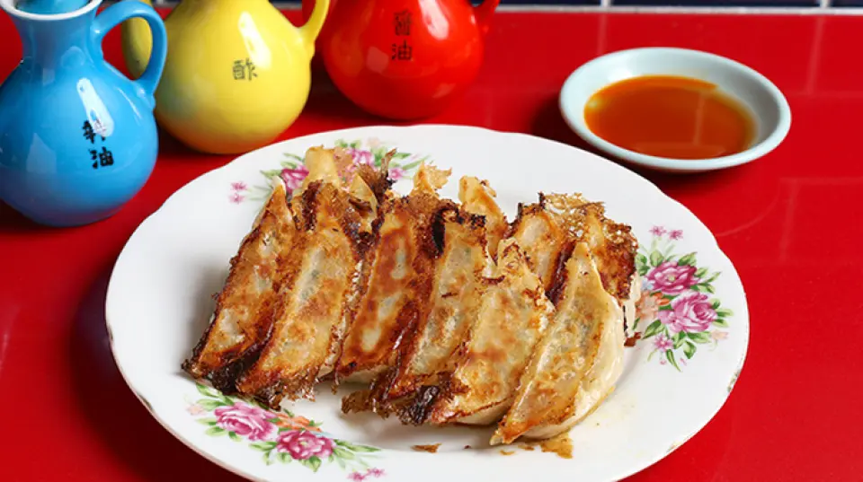 我们所有的饺子都是手工制作的！它的味道让人上瘾，即使是昨天吃过的，第二天也会想吃。我们建议在最后添加特殊的酱汁和调味品来定制和享受“昨天的烧饺子”，它是不含大蒜的，是一口大小的饺子，口感酥脆，非常适合作为零食。 “Tsumoroo大阪肉寿喜泷饺子”是肉吸饺子的混合体，自开业以来一直很受欢迎！请务必尝试本店限定商品◎