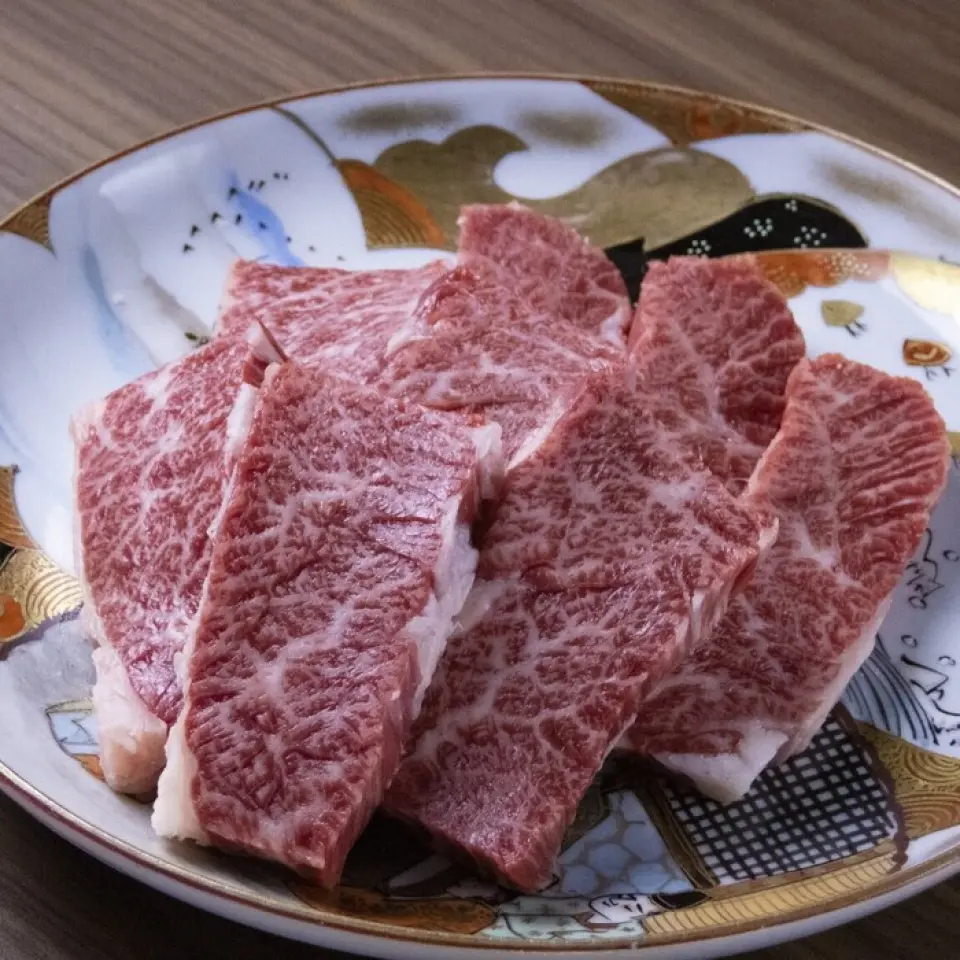 Chúng tôi cung cấp ba loại bít tết váy Wagyu: bít tết váy dài cao cấp, bít tết váy dài được lựa chọn đặc biệt và bít tết váy cắt lát dày. Chúng tôi mua thịt bò Wagyu nội địa thông qua con đường riêng của chủ sở hữu. Bò bít tết nổi tiếng vì vị béo ngọt và thịt mềm, chúng tôi khuyên bạn nên thưởng thức nó với muối và mù tạt! Ngoài ra, loại thịt được lựa chọn đặc biệt sẽ được bán theo gam với số lượng 100g. Chúng tôi cũng chấp nhận các miếng cắt tùy chỉnh để phù hợp với cách ăn yêu thích của bạn, chẳng hạn như lát mỏng, lát dày và cắt bít tết. Chúng tôi sẽ cố gắng hết sức để đáp ứng nhu cầu của bạn.