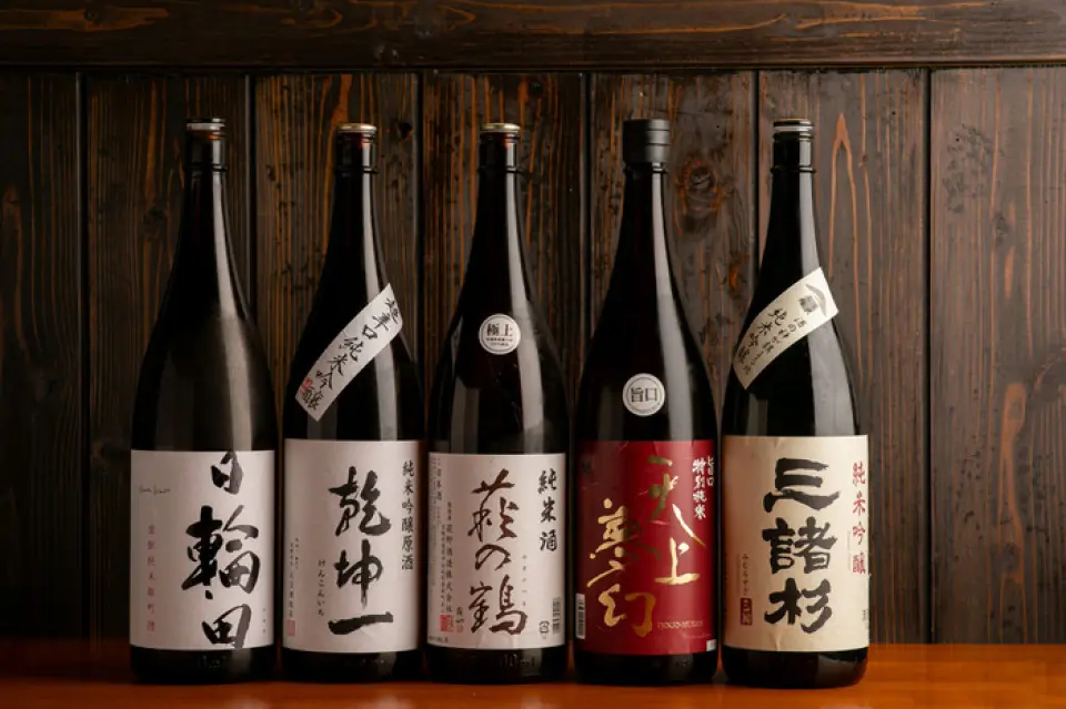 熱愛烤雞肉串的店主認為，最完美的酒精飲料是帶有果香且不影響雞肉風味的干日本清酒。本店備有日本全國約30種當地酒。我們有很多菜單上沒有的隱藏酒，請詢問。事實上，葡萄酒也很適合搭配烤雞肉串！酒窖藏有約15種來自法國和義大利的葡萄酒。我們會根據您的喜好提出建議，請享受新的搭配。