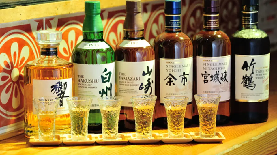 我們推薦“日本酒飲用比較”，您可以從各種類型中選擇您最喜歡的。您可以嘗試多種類型！價格根據清酒的種類而有所不同，但可以比平常便宜的價格享用，所以您可以隨意嘗試您感興趣的清酒。鶴、宮城峽三種日本威士忌中選擇，直接飲用進行比較！
