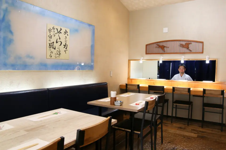 本店距离南海岸和田站步行6分钟。店内空间宽敞明亮，可以感受到日本的氛围。吧台座位是可以在眼前观看寿司制作过程的特殊座位。餐桌座位可根据人数连接，非常适合团体用餐。我们还设有私人房间，您可以在特殊场合在私人空间内享用餐点。我们也接受私人预订，因此请随时通过电话与我们联系。