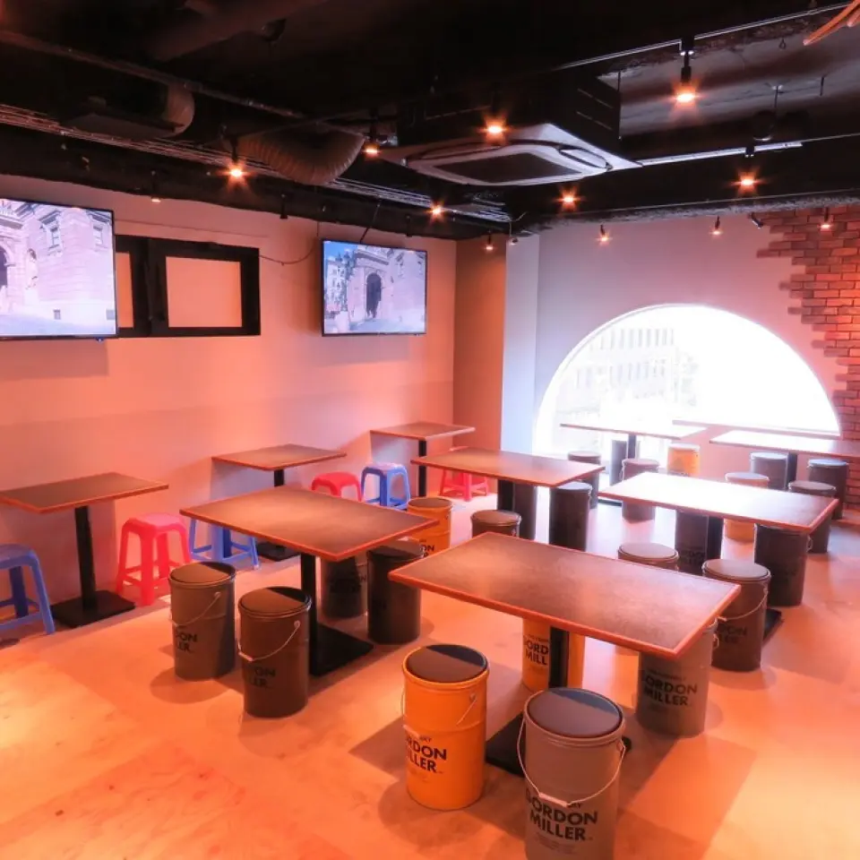It looks great on social media! The interior is decorated with cute neon lights that evoke the nightlife of Seoul! The interior is decorated with cute neon lights that evoke the nightlife of Seoul! Monitors are installed so you can enjoy K-POP on the big screen. It's sure to look great on social media! The counter seats with a live feel are perfect for dates and quick drinks.