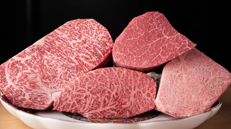 우리는 모든 풍미가 담긴 풍부하고 숙성된 고기를 코스와 단품으로 제공합니다. 재료의 장점을 최대한 살리기 위해 각 부위의 숙성 기간을 달리합니다. 그중에서도 혀와 살코기가 가장 인기가 많은데, 가장 쉽게 숙성되기 때문입니다. 간단한 수제 소스와 섞어 고기의 자연스러운 풍미를 즐기세요. 우리는 눈과 혀를 위한 즐거움인 환대를 자랑스럽게 생각하며, 부위, 프레젠테이션, 요리에 맞는 절단 방법에 중점을 둡니다.