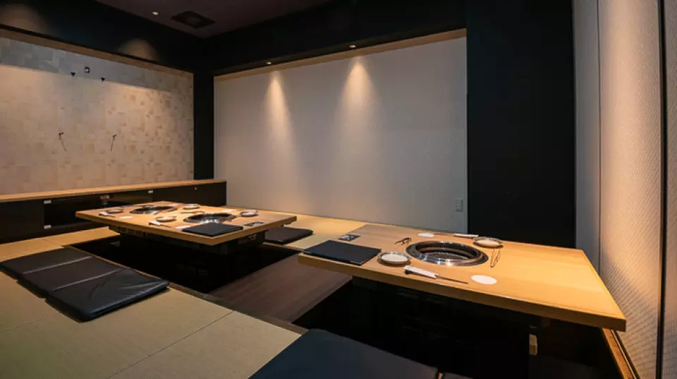 2~6인용 개인실 3개가 있으며, 모두 연결하여 최대 18명까지 수용 가능합니다. 다다미방은 가족 단위 손님에게 인기가 많으며, 한 방에 최대 10명까지 수용 가능합니다. 테이블석에는 의자와 소파가 비치되어 있어, 일상에서도 편안하게 쉴 수 있습니다. 모든 좌석이 편안한 분위기이므로, 데이트, 친구, 비즈니스 미팅, 가족 등 다양한 경우에 완벽합니다! 다가올 시즌을 위한 환영 파티와 송별 파티도 추천합니다. 부담 없이 문의해 주세요.