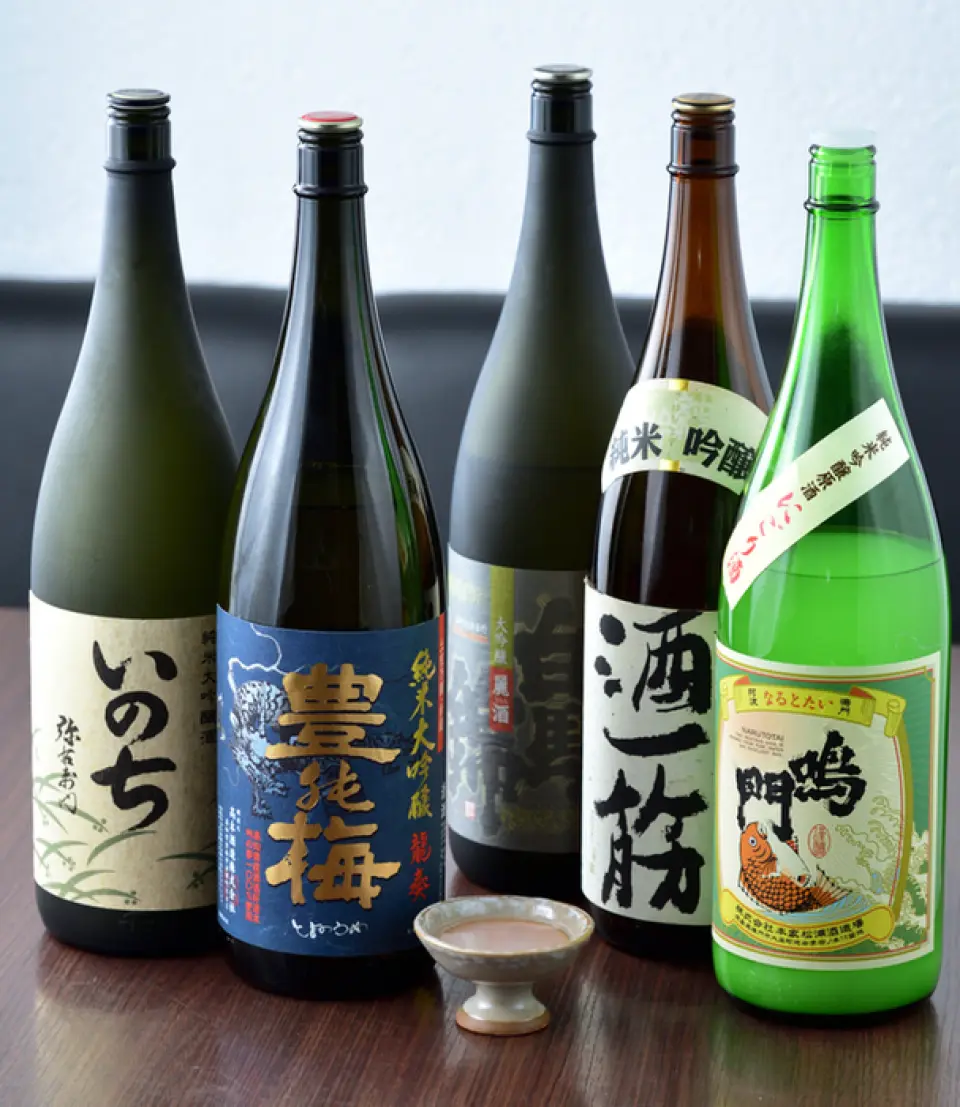 备有从全国各地的酿酒厂直送的40多种当地酒。产品阵容每周都会更新，所以找到您最喜欢的清酒吧！