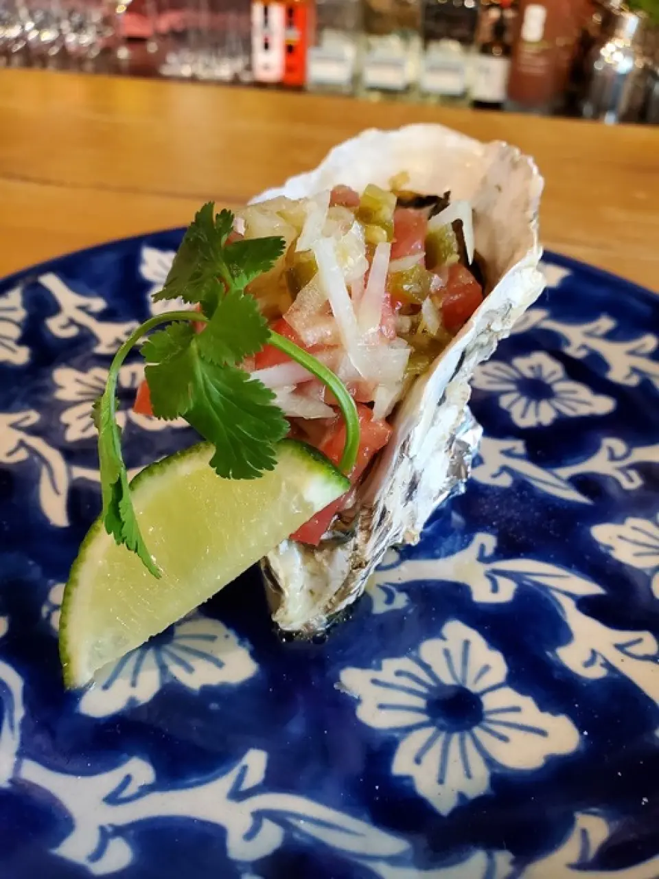 酸橘汁腌鱼（Ceviche）是一道用海鲜制成的拉丁美洲菜肴，是一道开胃菜，带有腌料的酸辣味。我们还推荐墨西哥风味的烤野味肉，可以搭配浓郁的莎莎酱享用。还为不确定点餐的顾客准备了【满意套餐（3,500日元）】！除了开胃菜、炸玉米饼、主菜等之外，您还可以额外付费添加无限畅饮选项。我们还在开发一门可以让您自己制作玉米卷的课程，敬请期待！