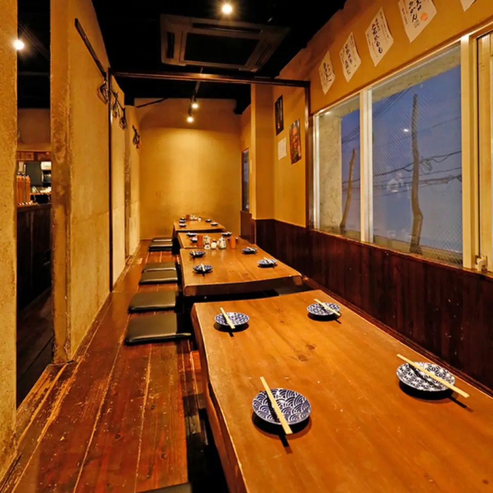 A relaxing space in Chayamachi, Umeda where you can relax with just your friends and family♪ We have many private rooms with the warmth of wood and a relaxing atmosphere. The sunken kotatsu private rooms, where you can stretch your legs out, are especially popular. We can accommodate small end-of-year parties as well as parties of up to 26 people. You can sit in a row and enjoy a relaxing end-of-year party with a sense of unity.