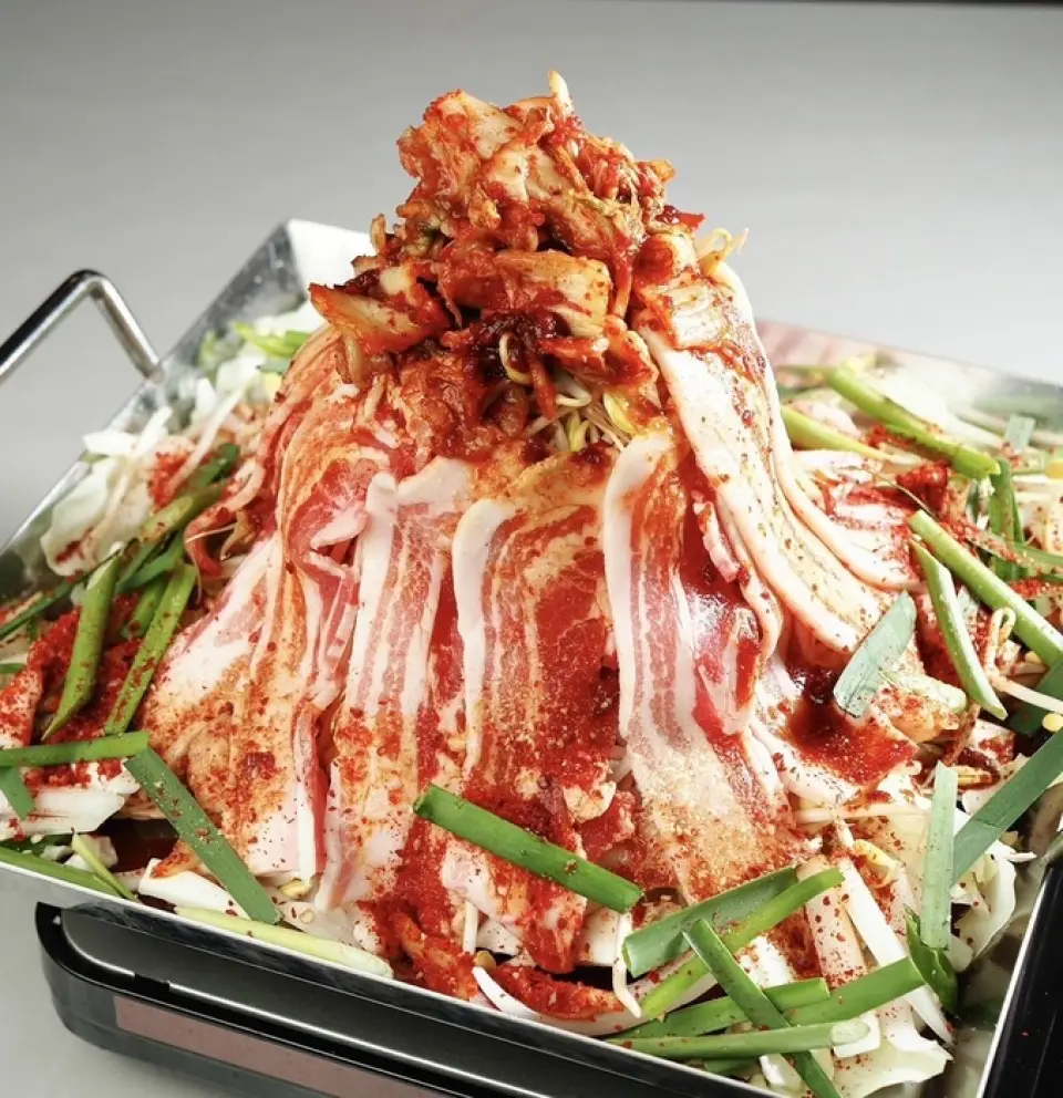 Các loại gia vị như gochujang được nhập khẩu từ Hàn Quốc. "Thịt lợn Kimchi Hormon Chiritori Nabe" là món ăn được khuyên dùng cho mùa sắp tới♪ Bạn cũng có thể thêm vị cay cho món ăn◎ Thưởng thức món ăn nhẹ với rượu. Chúng tôi cũng có những món ăn gọi món như `` possum '' được làm bằng thịt lợn nhà phải mất nhiều thời gian để nấu. Món `` phong lữ '' bông xốp thơm ngon và có tác dụng hấp dẫn. ◎``Japchae'' xào với nước sốt có hương vị đậm đà và là món được thực khách ưa chuộng!