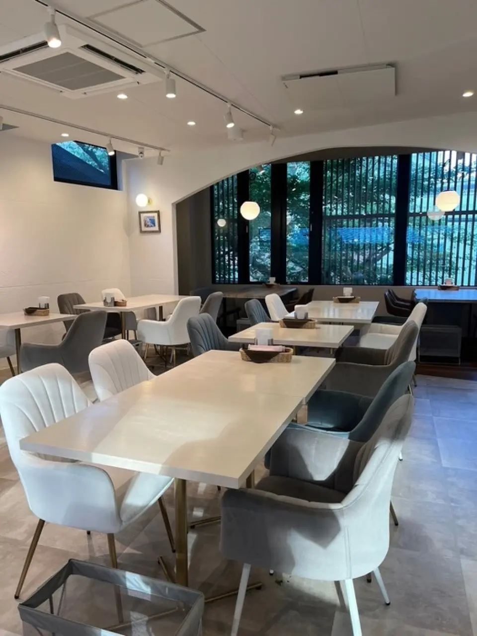 Our restaurant is conveniently located just a minute's walk from Kyoto Kawaramachi Station! We are open from the morning, so you can enjoy breakfast, or just a casual meal while sightseeing or going out. The restaurant has two areas: an area inspired by the coast of Santorini, Greece, and a Japanese-style area where you can relax while looking out at the Takase River. We have table seats, sofa seats, and couple seats, so we can accommodate a variety of occasions.
