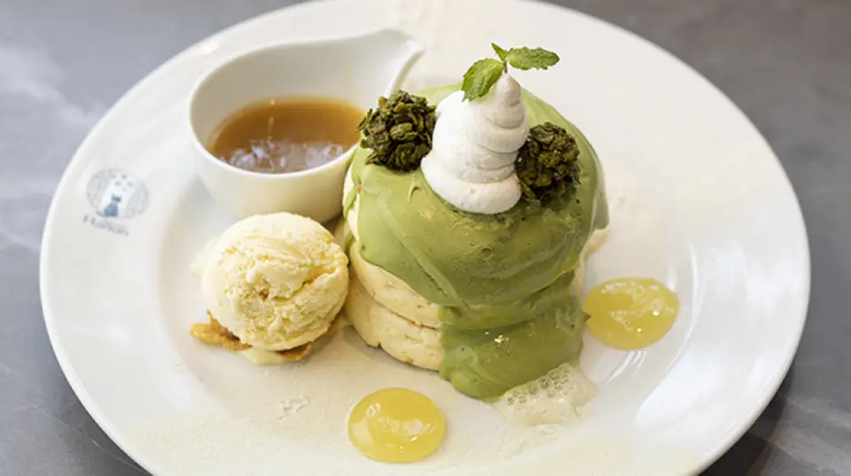 We offer pancakes that boast a moist and fluffy texture. Our recommendation is the "Egg & Meat Pancakes," which also come with bacon and sausage. Other popular items include the "Matcha Pancakes," which make use of Kyoto matcha, and the irresistible "Hojicha Pancakes," which feature homemade, dark roasted hojicha cream. Enjoy a wide variety of flavors, from meals to desserts.
