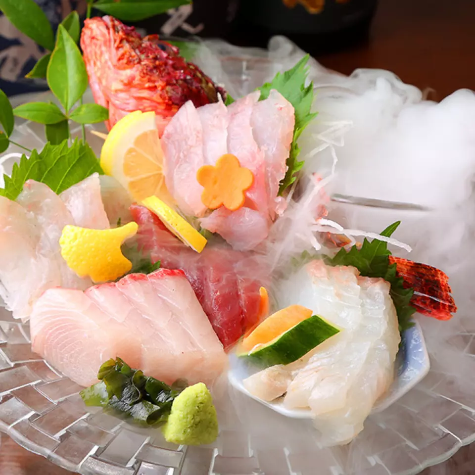 The sashimi platter is served with 6 kinds of sashimi for just 640 yen! You can choose one of the 6 kinds from the luxury ingredients [large button shrimp, raw sea urchin, or golden-eyed snapper]! (The type may change depending on the weather and stock situation.) The other 5 kinds are fresh fish such as flounder, salmon, and bonito. The type of fish changes depending on the stock of the day, so if you come across it, you are lucky! You may encounter the finest fresh fish that is randomly delivered!