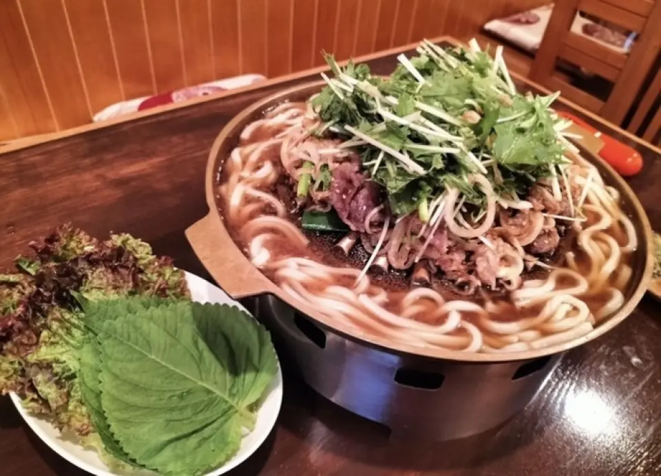 We are proud of our authentic Korean cuisine, prepared by a Korean chef! This izakaya has many regulars. Many people active in the entertainment and baseball worlds visit us. We especially recommend the healthy tetchan hotpot, which contains five kinds of offal and plenty of vegetables. You can choose the spiciness to your liking. We also have bulgogi hotpot, which has a sweet and spicy Korean-style sukiyaki flavor. We use carefully selected meat and are particular about the ingredients. You can take home any leftovers.