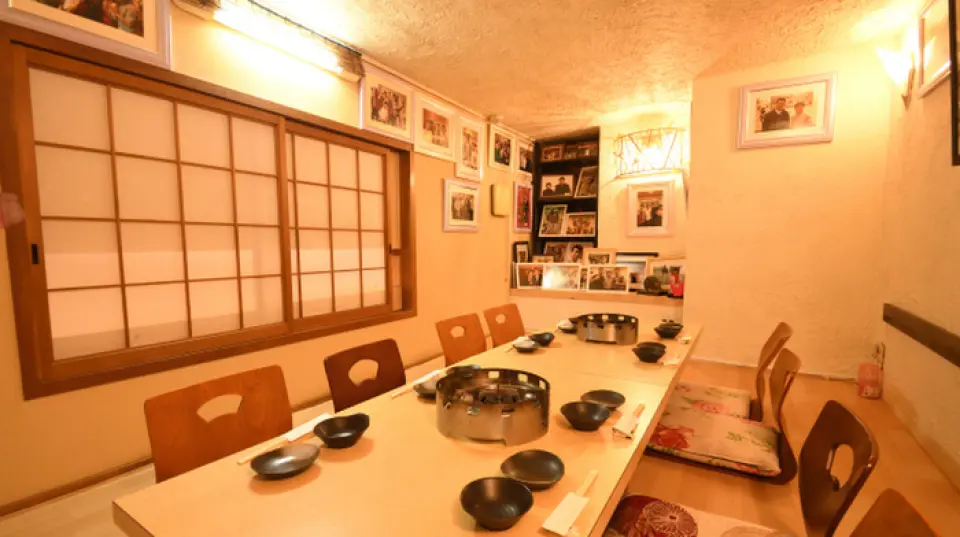 Hanamizuki is located about a 5-minute walk from Kujo Station. You can enjoy Korean cuisine in a relaxed atmosphere. In addition to table seating, the restaurant is equipped with a private tatami room on the second floor for up to 9 people, where you can relax in a private space. We can also accommodate reservations for up to 36 people. We also offer an omakase course, making it ideal for various banquets. It can be used for a wide range of occasions, such as entertaining clients, office drinking parties, baseball games, and after events. Please feel free to drop by!