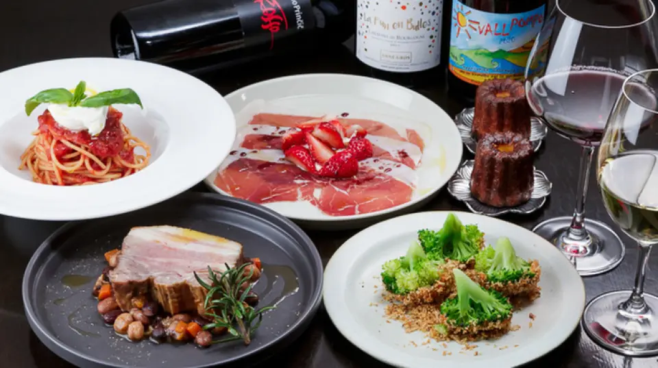 We offer around 20 types of food incorporating Italian and French techniques. We also have seasonal dishes that make the most of the flavors of the season. Our courses range from light meals to pairings and private chef's choice courses. To finish off your meal, we offer shaved ice created by a French chef who pays particular attention to the ice used and the way it is shaved. It is a masterpiece that you can enjoy until the last bite, like a layered parfait. We also recommend pairing the shaved ice with alcohol!