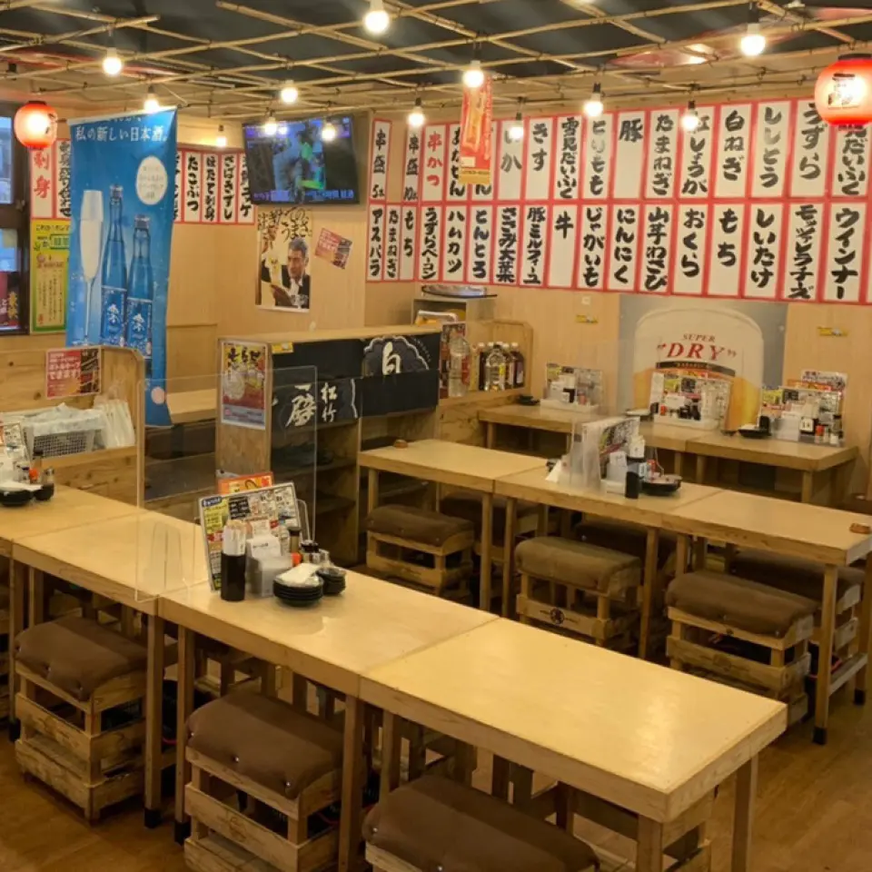 The restaurant has a homey and comfortable atmosphere♪ The red signs covering the walls and the lanterns hanging from the ceiling create an atmosphere like a food stall◎ We have table seats that are perfect for dining with family and friends, as well as tatami seats where you can stretch your legs and relax. It is extremely versatile for a variety of occasions, such as for one person, a quick drink, a lively banquet with a large group, or an after-party◎ You can also rent out the entire restaurant or floor! We can accommodate 53 people or more on weekdays, and 60 people or more on weekends and holidays! Please feel free to contact us for more information.
