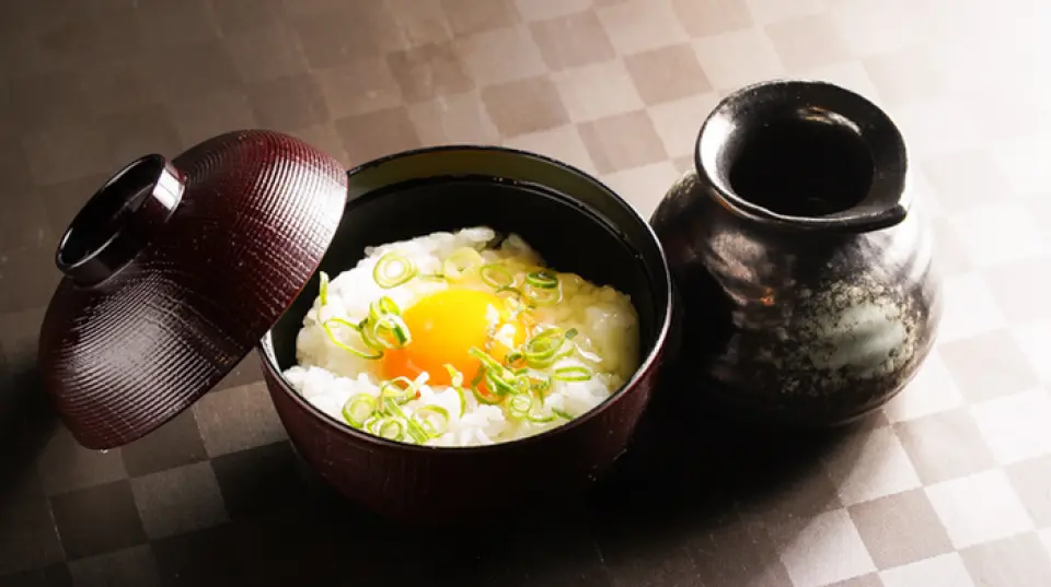 使用土佐次郎鸡蛋的“高汤和鸡蛋饭”。其特点是营养价值高、风味浓郁，浓郁的蛋黄与米饭之间的微妙平衡令人难以抗拒。享用蛋饭，搭配我们的招牌汤料，为您的用餐画上完美的句号。另外，“Seseri的咸葱柚子酱”也很推荐！ Sesseri 是国产鸡肉中的稀有部位，在备长炭上慢慢烤制，并用葱和柚子酱调味。与清酒或烧酒一起享用多汁、有嚼劲的美味，让人上瘾◎