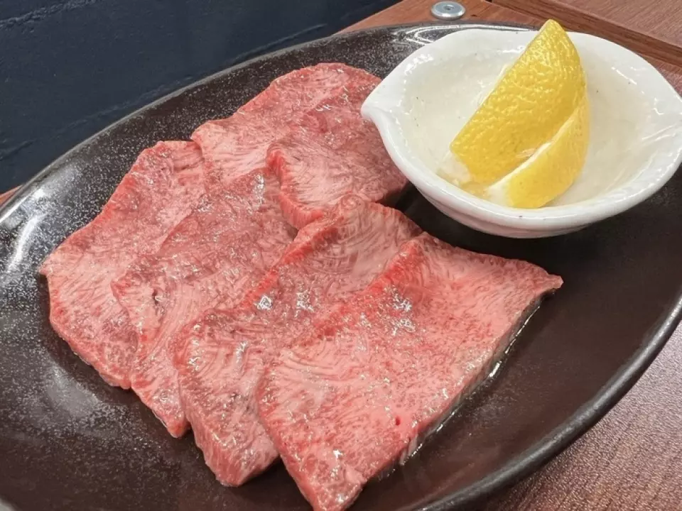 我們提供各種品牌牛肉，但特別推薦近江牛肉。鹹牛舌和牛腩排深受常客的喜愛，是值得一嚐的美味佳餚。我們引以為傲的自製醬汁進一步增強了肉的風味。請享用這道特製菜餚。