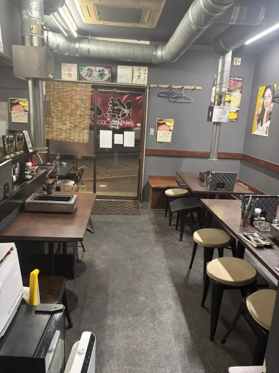 本店是如同人氣居酒屋般，氣氛輕鬆的傳統烤肉店。餐廳設有可容納四人和六人的餐桌，適合多種用途，從團體飲酒聚會到大型團體預訂。也可以租用場地專門供 15 至 16 人使用。與朋友和家人一起享受歡樂時光。