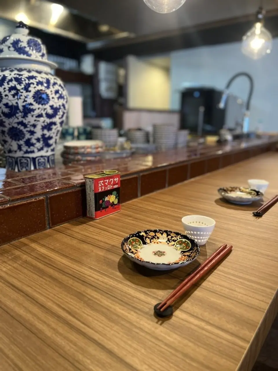 Our restaurant has a chic and casual atmosphere. The interior is bright and open. There are 30 seats in total. We have a counter for casual use, table seats perfect for groups, and an open terrace. It is easily accessible, just a 5-minute walk from Higashi Umeda Station! It is also a convenient location for meeting up. Please use it for a wide range of occasions, such as after work, dates, and girls' nights.