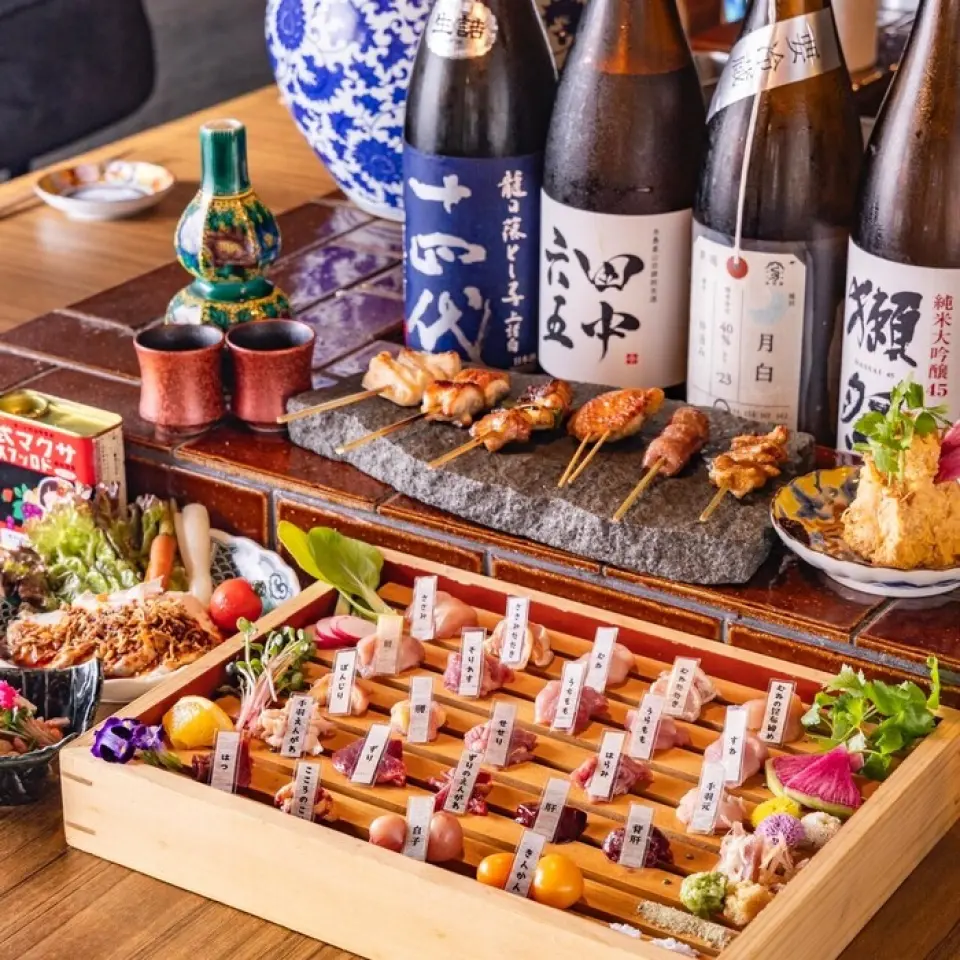 The "Assorted 12 Kinds of Chicken Sashimi" is a highly recommended item that offers a strong impact, made from whole Yamato Niku-tori and Kinki Jidori chickens, both of which are local brands from Nara Prefecture that have undergone strict safety tests and quality control. The even more impressive "Assorted 24 Kinds of Chicken Sashimi" is also available (reservations required). *We suggest making a reservation at our sister store, [Bamora Kamiyamacho Store], which is always fully booked. *As quantities are limited, it may be difficult to provide this item depending on the availability of local chicken.