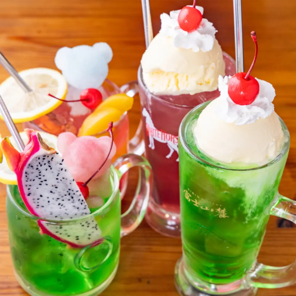 The nostalgic cream sodas include the popular melon soda, as well as lime, ramune, yuzu, leon, cola, ginger, Kyoho grapes, and tomato. You can choose from four types of delicious fresh fruit sours with a lovely fruity taste: dragon fruit sour, yellow peach sour, pineapple sour, and mixed fruit sour! Additional sours are also available, so you can enjoy them without worrying about your wallet.