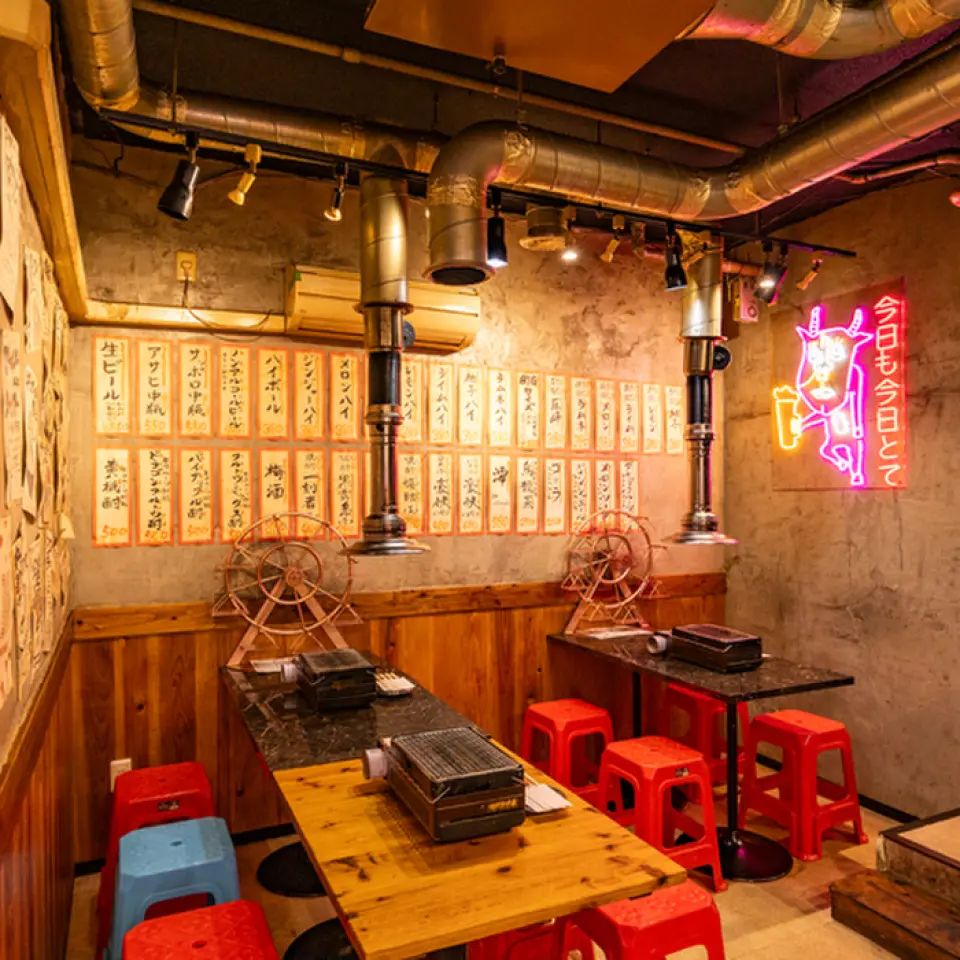 Reasonably priced, casual yakiniku in a retro atmosphere♪ 3 minutes walk from the old Izumi Square, open until 5am, so you can come late at night! Cheers at the yakiniku bar♪ The spacious interior is well ventilated! We have seats available for everyday use♪ You can use it for any occasion, from one person, small groups, to large groups★ We are also accepting reservations for private parties, for parties of around 20 to 35 people! Please feel free to contact us!