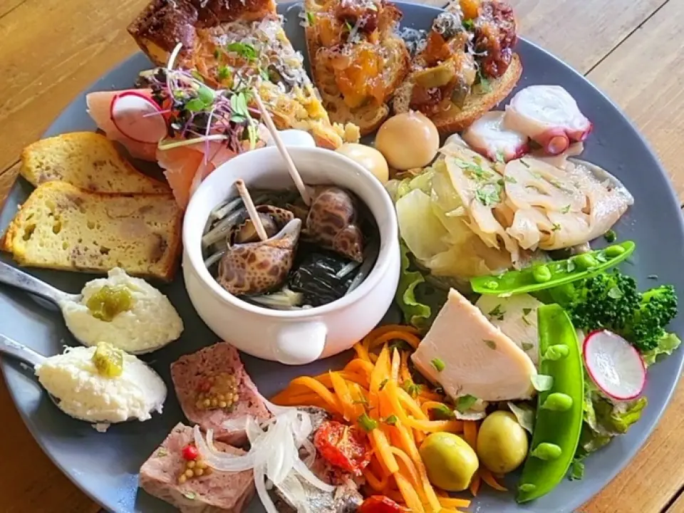 The food is prepared in a way that perfectly matches the seasonal ingredients and wine. People often say that this alone is enough to fill them up, but everyone still eats croquettes, meat, and pasta afterwards!