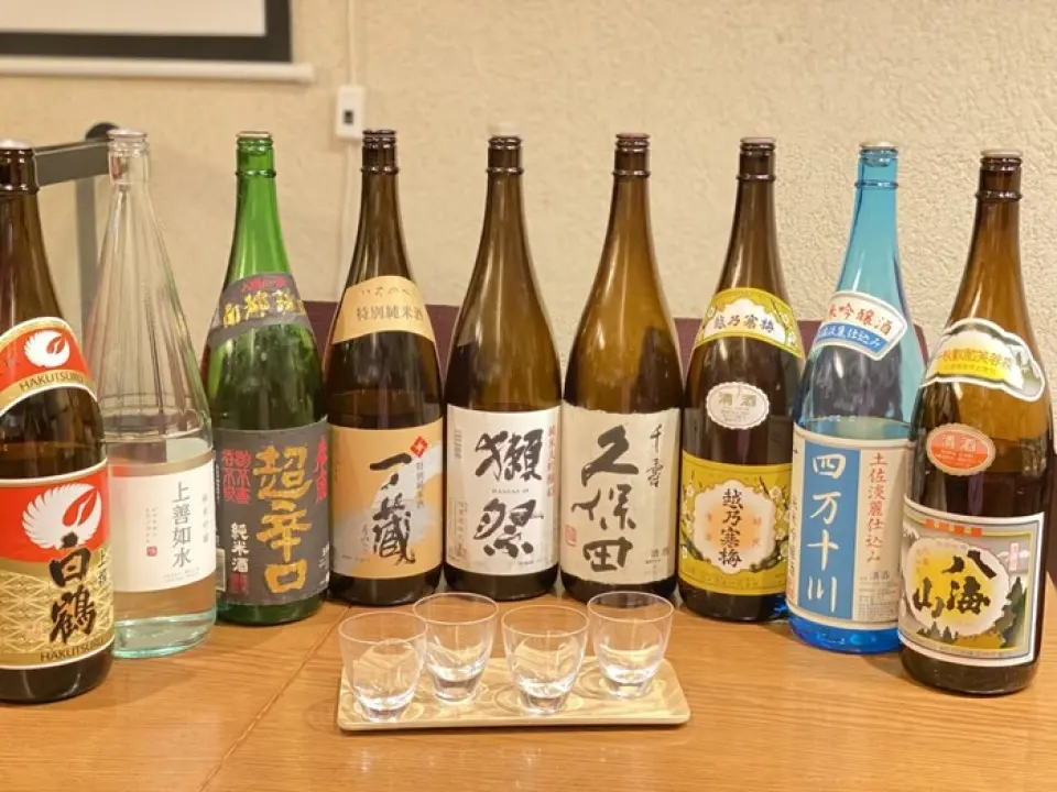 我们最受欢迎的饮料是“超级柠檬海波杯”，它与油炸食品完美搭配。这种饮料对于柠檬爱好者来说是难以抗拒的，其最大的好处是只需 220 日元即可续杯一杯高球威士忌。我们还有啤酒、葡萄酒、烧酒、鸡尾酒和酸酒等各种标准饮料。我们正在寻找参加清酒品尝挑战的人，所以请在我们餐厅用餐时尝试一下☆您可以一边品尝各种清酒，一边聊天！