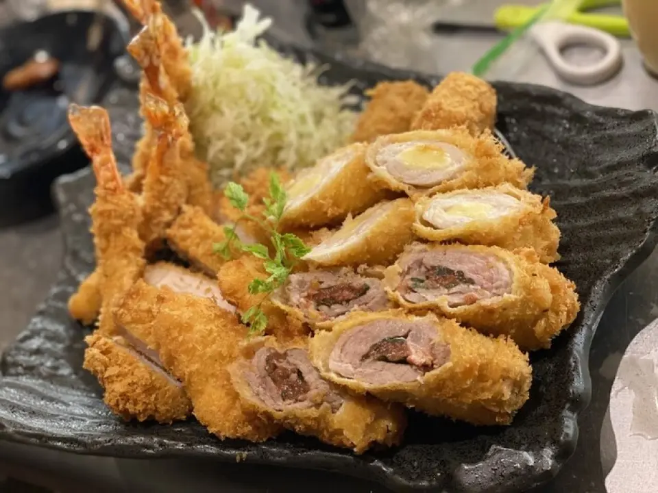 推荐的炸猪排是一道可以感受到酥脆的外皮和肉的味道的菜肴。除了里脊肉和里脊肉之外，还有清爽的梅子紫苏卷和芝士鸡等种类丰富♪还有软炖的“可以用筷子切的Toro角煮！”和令人上瘾的秘制酱汁“太棒了！我们还有引以自豪的中式菜肴，例如“虾蛋黄酱”和炒饭，您会想把这些菜肴作为收尾菜。请尽情享受这些一旦尝试就会上瘾的菜肴。他们！