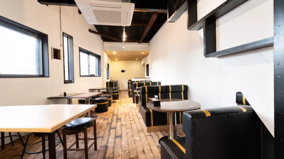 本店位於一棟大樓內，店面寬闊，地點易於理解。一樓主要是吧台座位，二樓是桌子座位。店內還配備了電視，讓您可以放鬆身心，享受賓至如歸的感覺。靠近鶴橋站，交通便利，營業時間為上午 9 點至晚上 11 點 30 分，從下班後的小酌到宴會，您都可以盡情享受，無需擔心時間！
