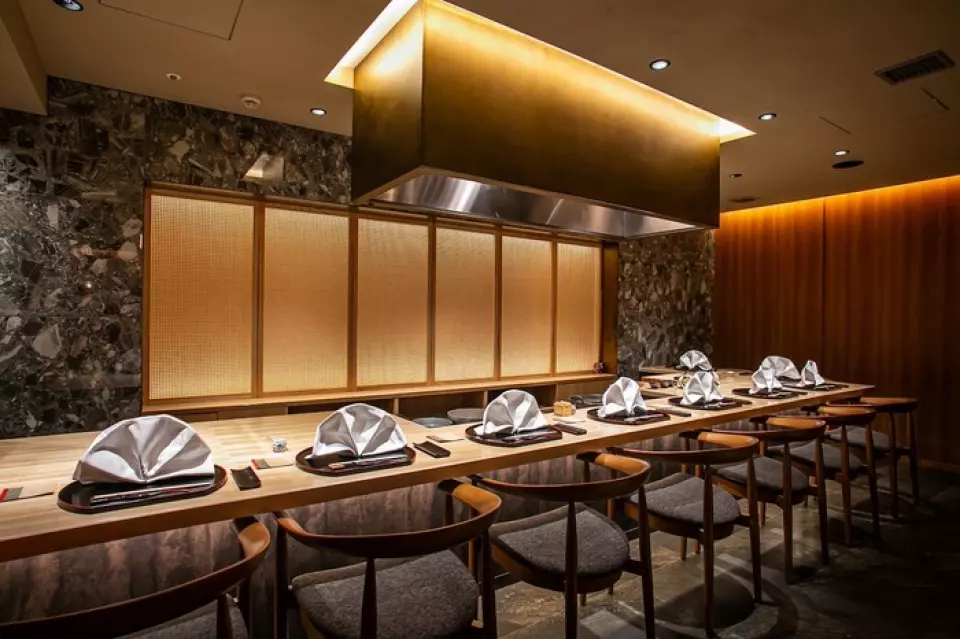 Once you step inside from the Japanese-style exterior, you'll find a high-quality yet sophisticated space. The seats are spaced far apart, so you can relax and enjoy your meal without worrying about the person next to you. We also have private rooms, so you can use our restaurant for a variety of occasions, including everyday use and meals with loved ones.