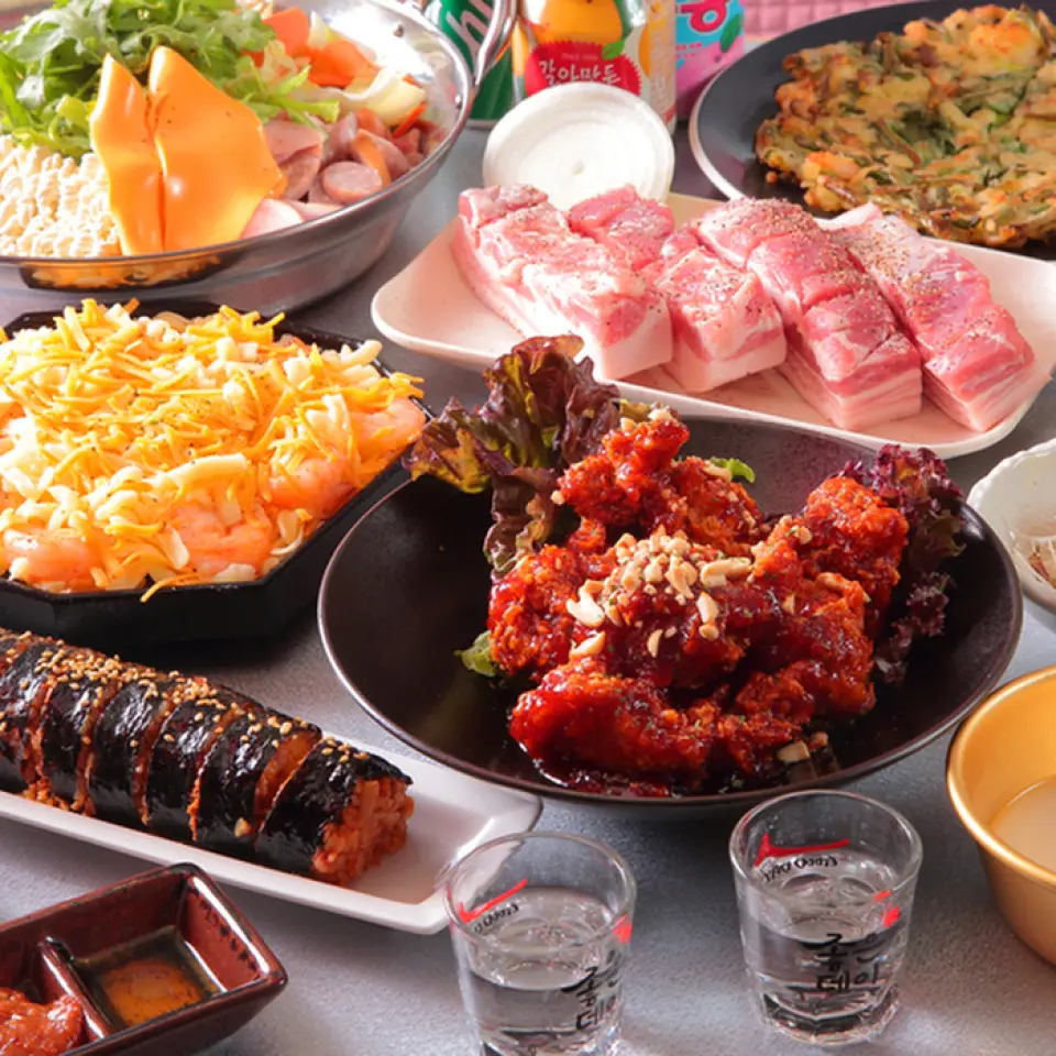 The hugely popular "Honde Pocha" from Shin-Okubo, Tokyo has arrived in Osaka! You can enjoy authentic Korean food such as "Samgyeopsal", "Cheese Kimbap", and "Yangnyeom Chicken"♪ We also have a wide variety of classic Korean drinks such as "Korean Shochu" and "Makkoli"◎ With seats that give you the feeling of a Korean food stall and colorful spots with neon lights, you can feel like you are in Korea while in Japan♪ Please come and visit us!