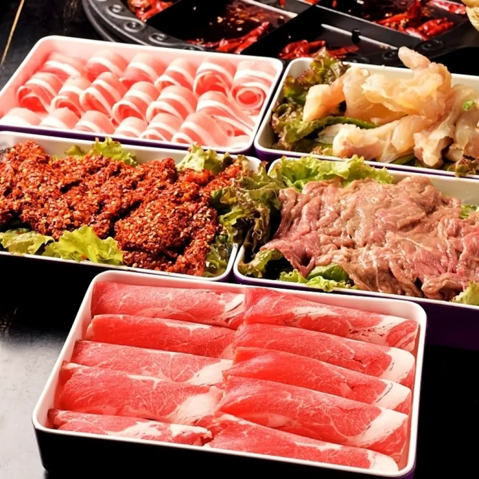 Chọn thành phần yêu thích của bạn và ăn! Đây là phong cách của một nhà hàng lẩu Tứ Xuyên đích thực. Tiếp theo, hãy chọn các loại rau và thịt yêu thích của bạn từ các điểm ăn uống được đánh dấu bằng mái ngói. Hơn 20 loại thịt và rau được cung cấp, bao gồm thịt viên ``Shan Hua'' chứa đầy tôm vụn và nấm theo mùa. Một đặc điểm hay nữa là giá được chia theo màu của đĩa. Sau khi đã quyết định xong nguyên liệu, bước tiếp theo là trộn các gia vị theo ý thích và làm nước sốt cho thịt. Thưởng thức trọn vẹn nước sốt nguyên bản♪