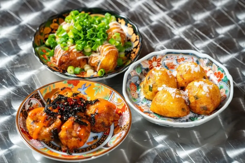 大阪著名的章鱼烧和韩式煎饼的合作！用特制的蛤蜊汤制成的煎饼，用章鱼烧模具在铁板上烤制而成！我们还提供多种单点菜肴，因此您也可以将它们用于您的第二家或第三家餐厅。