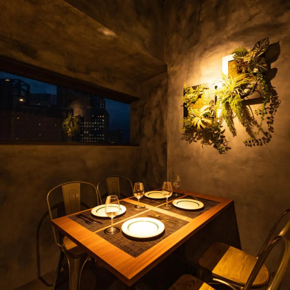 The interior is simple and modern, with exposed concrete walls and wood tones. The sophisticated, relaxed atmosphere is equipped with table seating for large gatherings, as well as private rooms for a more intimate setting. It is perfect for gatherings with important friends, as well as for various banquets and company gatherings. We also accept reservations for the entire restaurant, so please feel free to use it for year-end parties, New Year's parties, and more!