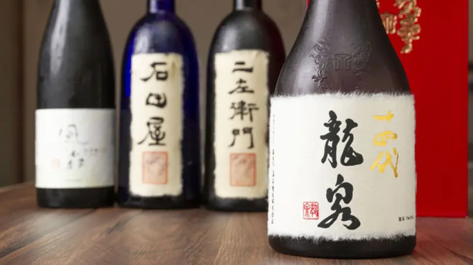 我們備有超過 30 種與創意日本料理完美搭配的清酒。飲料種類豐富，有適合初學者飲用的品牌，也有深受女性喜愛的果味飲料，還有適合搭配日本料理的當地酒，也深受老年人的喜愛。