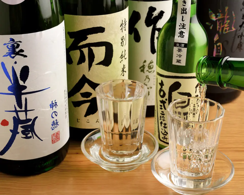 备有三重县的珍稀日本酒、秘境地区的日本酒等，种类丰富。我们提供多种口味，从清淡清爽到浓郁醇厚，尽情享受您最喜爱的一杯吧。我们还推荐“Sake Highball”，您可以选择自己喜欢的清酒。此外，我们还提供深受女性欢迎的精酿啤酒、葡萄酒和鸡尾酒。