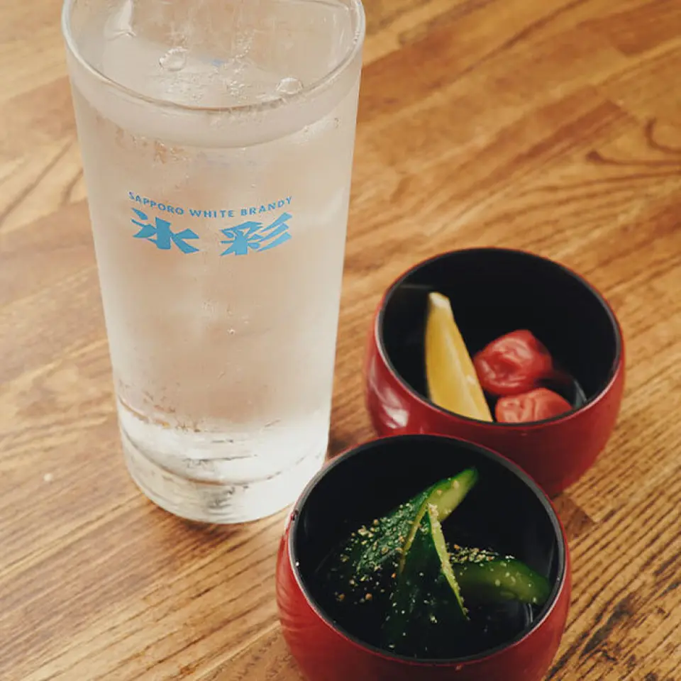 Make your own "pure sour"♪ Our appetizers are two-tiered, with pickled cucumbers on the top and lemons and pickled plums on the bottom. You can have as many lemons and pickled plums as you like at the bottom, and add them to the pure sour to add sourness, making it a drink that pairs perfectly with oden! The umami components of oden are umami, saltiness, bitterness, and sweetness. Oden does not have a sour taste, so adding sourness brings out the flavor of the oden, making it a drink you can gulp down◎Please give it a try!!