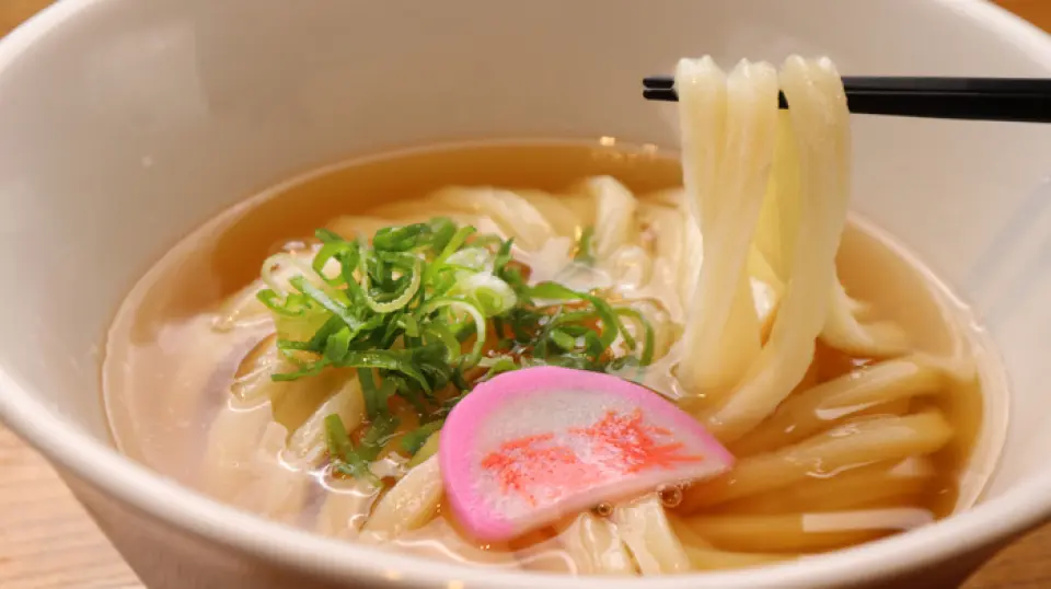 使用天然海帶和4種鰹魚和老字號醬油釀酒廠生產的醬油製成的白色高湯製成的秘密Kaeshi。不含任何添加物的高湯，味道純正。這種麵條被暱稱為“gomen”，其特點是勁道十足、口感黏稠！與令人印象深刻的質地相反，它還具有光滑的質地和細膩的小麥香氣。一旦你嘗試過，你一定會對這個Gap上癮。用高湯和硬麵條製成的烏龍麵是必嚐的。