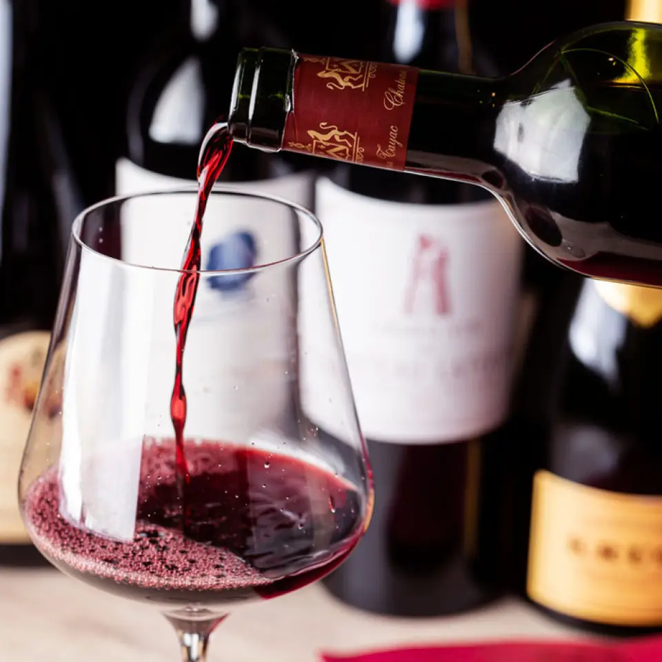 推薦排名第一的飲品是我們的侍酒師精心挑選的「與肉相配的葡萄酒」。我們提供約 30 種品牌的葡萄酒供您選擇，包括白葡萄酒、紅葡萄酒和香檳。不僅是高品質，而且透過選擇與我們購買的肉類品質和菜餚相匹配的葡萄酒，我們創造了鮮味的協同效應，讓您更美味地享受肉類。我們提供各種產品，從清爽的乾味到芳香的甜味。
